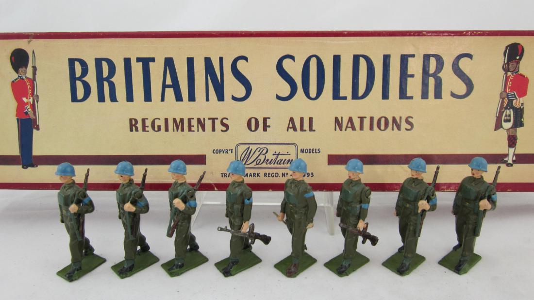 Britains Set #2155 United Nations Infantry.: U.N. Infantry with officer, 5 men & 2 Bren gunners. 8 pieces. Condition excellent in excellent ROAN box.
