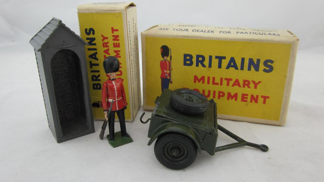 Britains Sentry Box With Sentry & Ammo Limber.: 2 sets, #9426 Sentry box with Sentry, plus Ammunition Limber, black plastic tires (1960s issue). 3 pieces. Condition excellent in good boxes, limber box has punctures in sides.
