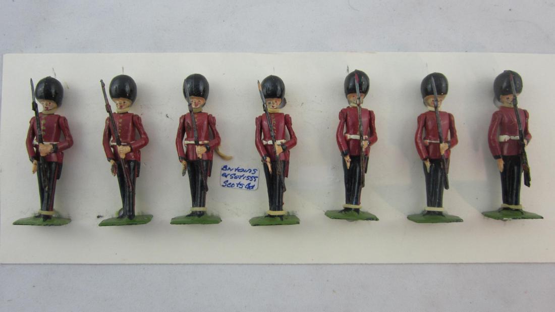 Britains from Set #1555 Scots Guards At Present. (1 of 1)