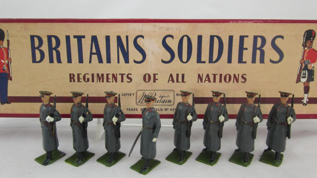 Britains Set #2027 Red Army Guards Slung Arms. (1 of 1)
