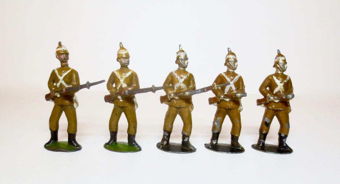 Britains RARE From #16 The Buffs Kent Regiment: 5 pieces. Rare examples of this figure issued at the time of the Boer War. Very good to fair condition (two broken rifle tips, one loose head, mismatched paint variations). Pre war.