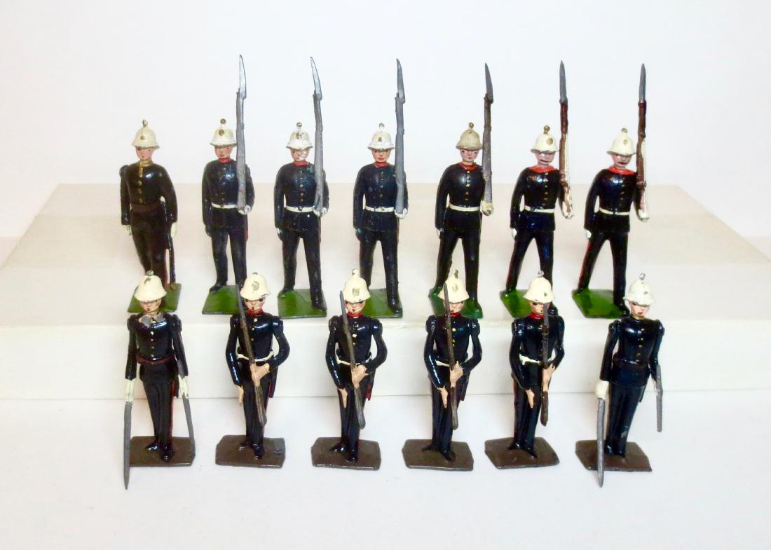 Britains From #35 & #2071 Royal Marines: 13 pieces. Excellent to very good condition. Post war. Unboxed.