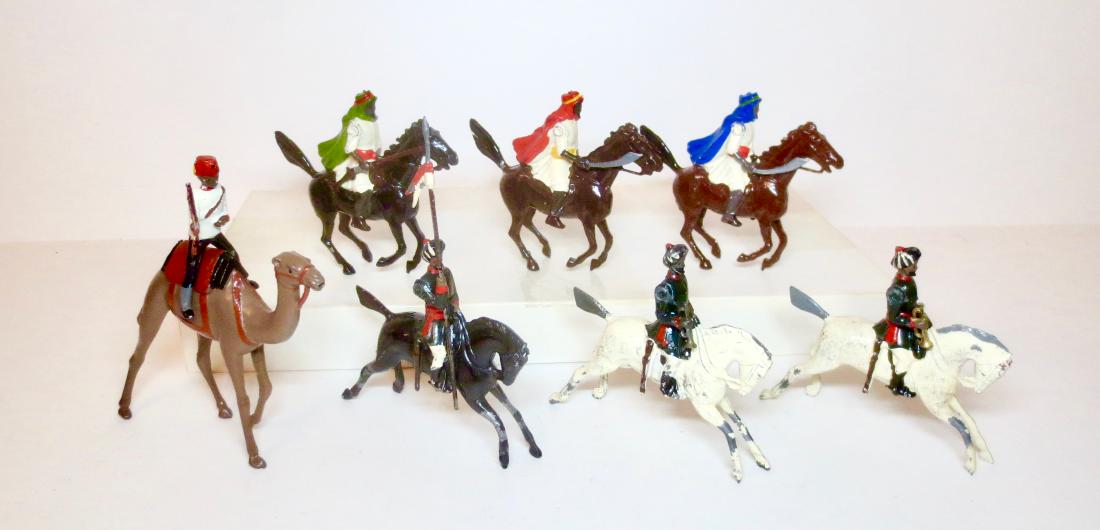 Britains Mounted Armies of The World Asst.: 7 pieces. Excellent to very good condition. Post war. Unboxed.