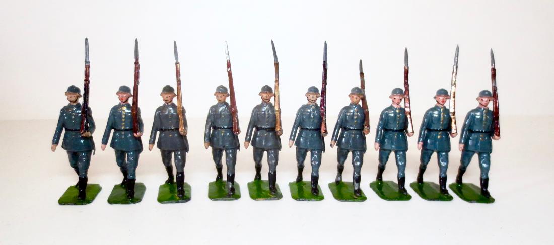 Britains From #432 German Infantry: 10 pieces. Excellent condition (mismatched paint). Pre and post war. Unboxed.