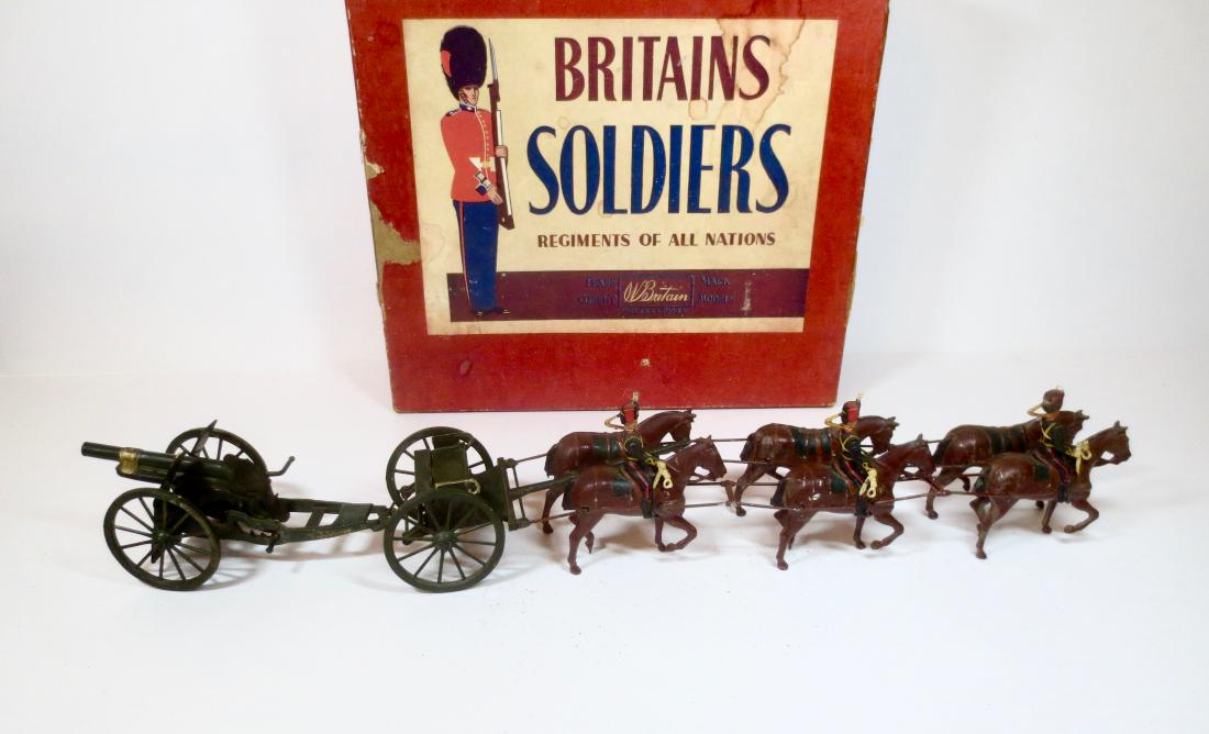 Britains #2077 King's Troop R.H.A. Gun Team: 8 pieces. Good condition (some paint loss, and some overpainting on gun). Post war in ROAN box. Box fair (missing inner card, some water stains on top).