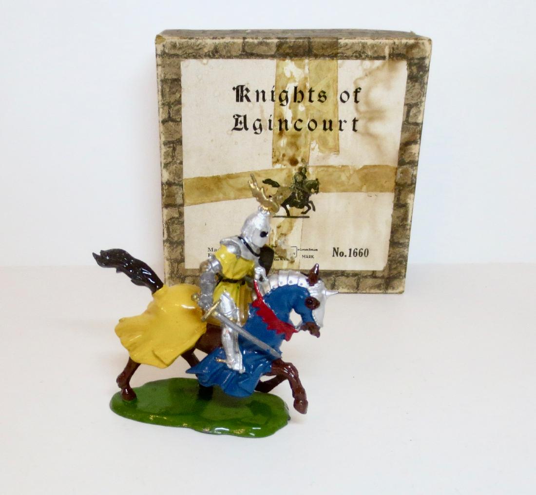 Britains #1660 Knights of Agincourt: Mounted Knight of Agincourt with sword on charging horse. 1 piece. Excellent condition. Post war in Illustrated box. Box fair (missing insert, old tape marks on top and label).