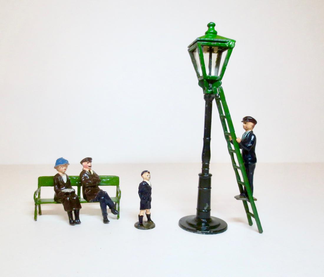 Johillco RARE Lamplighter and Civilians (1 of 1)