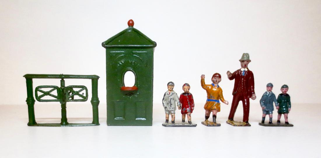 Taylor & Barrett Zoo Visitors & Accessories (1 of 1)