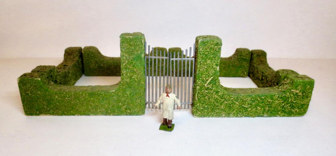 Britains/Hugar RARE Farm Hedge Walls & Gates (1 of 1)