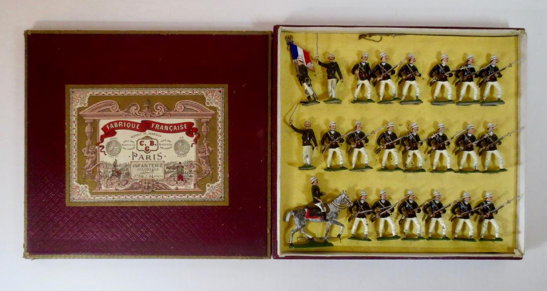 C.B.G Mignot Infanterie Coloniale Assault: 24 pieces. Including Officer on horse, flag bearer and bugler. Excellent condition (one broken rifle, with extra rifle included for repair). Pre war. Box Excellent.