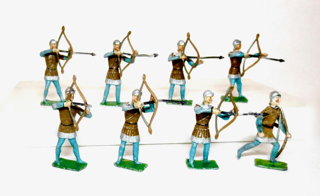 Heyde Archers in Battle: 8 pieces. Excellent condition (one arrow tip missing). 50mm. Pre war. Unboxed.