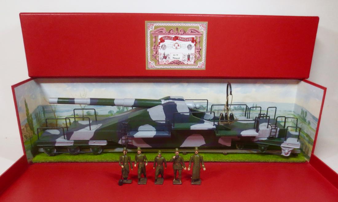 C.B.G Mignot #AL4F Allemande Diorama: 8 pieces. Very good condition (back wheels have come loose from the gun, two broken tracks on train rail). Box excellent.