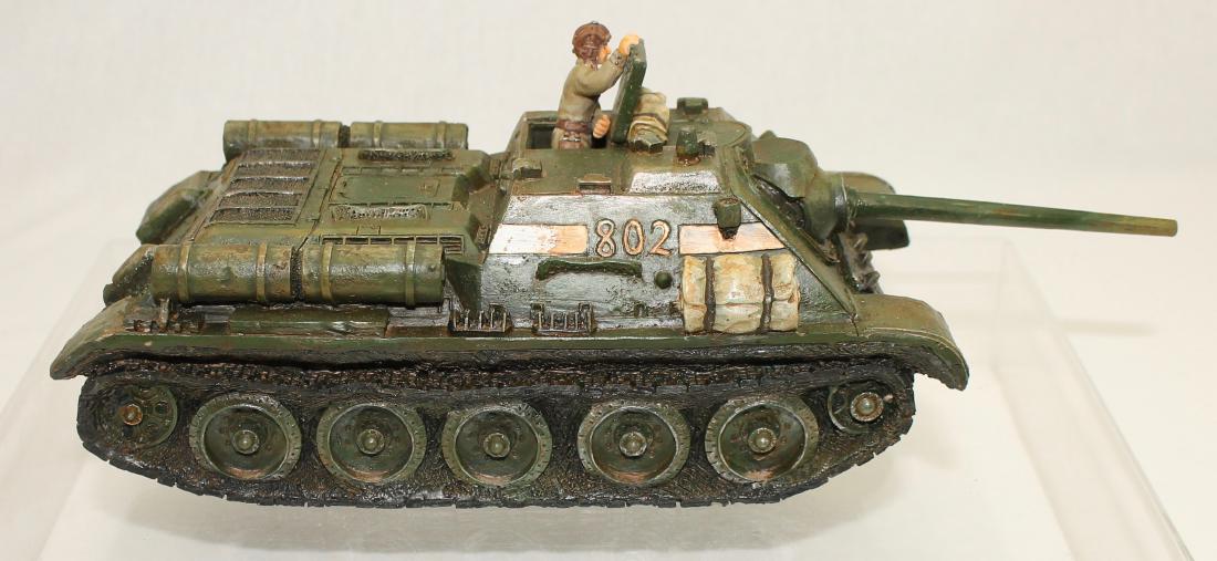 King & Country RA005 Russian SU 85 Gun: World War 2. Self Propelled Gun with Commander. Early Version. 2 Pieces. Excellent. Box Good with Residue from Old Tape and Stickers.