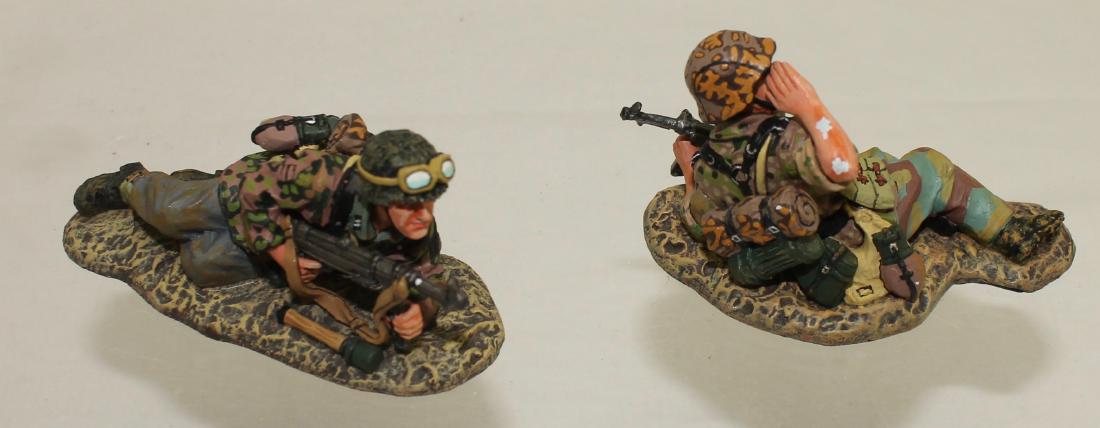 King & Country #WS167 Panzer Grenadiers: World War 2. 2 Pieces. Very Good to Excellent with Paint Chips to Arm of 1 Figure. Box Good.