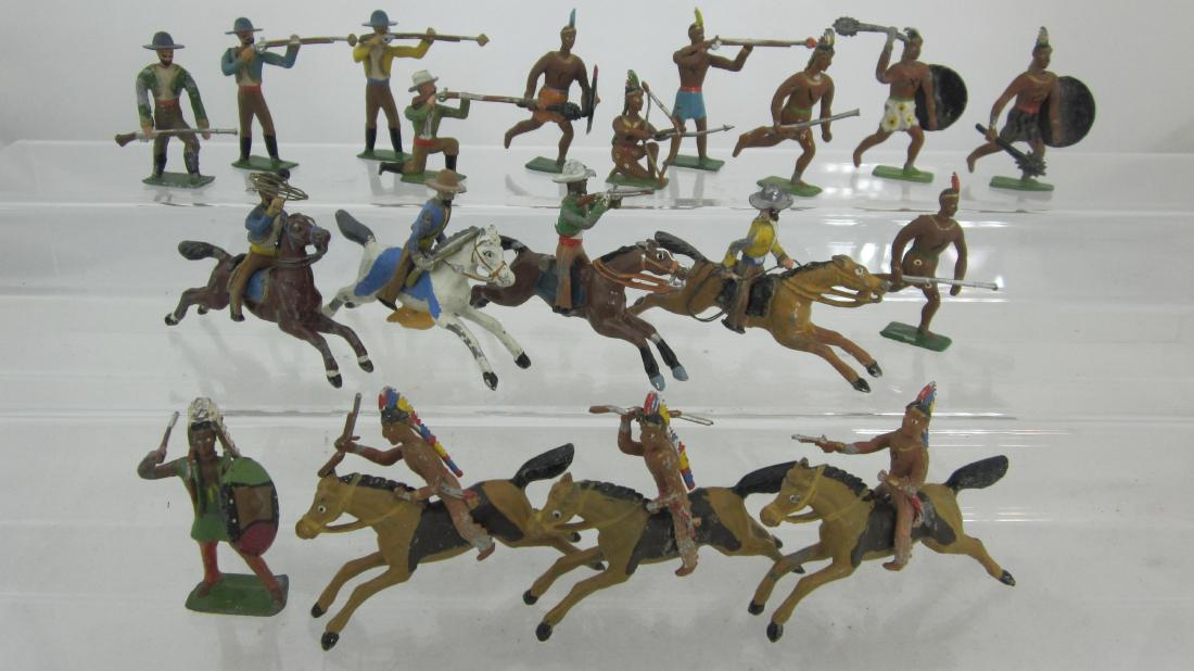 Heyde 48mm Size 2 Cowboy & Indian Attack.: Cowboys & American Indians, mounted & on foot. 19 pieces. Condition very good, 1 rifle tip gone. No box.