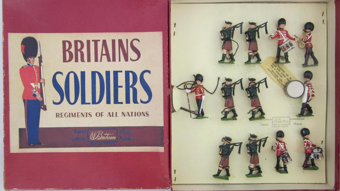 Britains Set #2096 Irish Guards Pipes & Drums. (1 of 1)