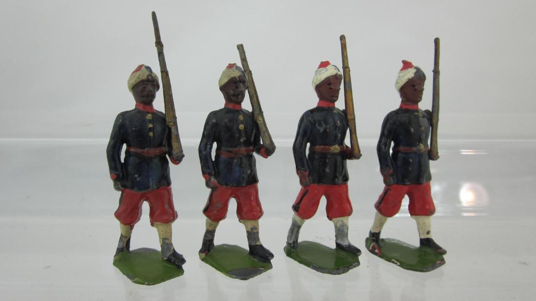 Britains From Set #68 4th Bombay Grenadiers.: 4th Bombay Grenadiers, 2nd version taller sepoys. 4 pieces. Condition very good, 1 with unusual rifle with bayonet, mismatched. No box.