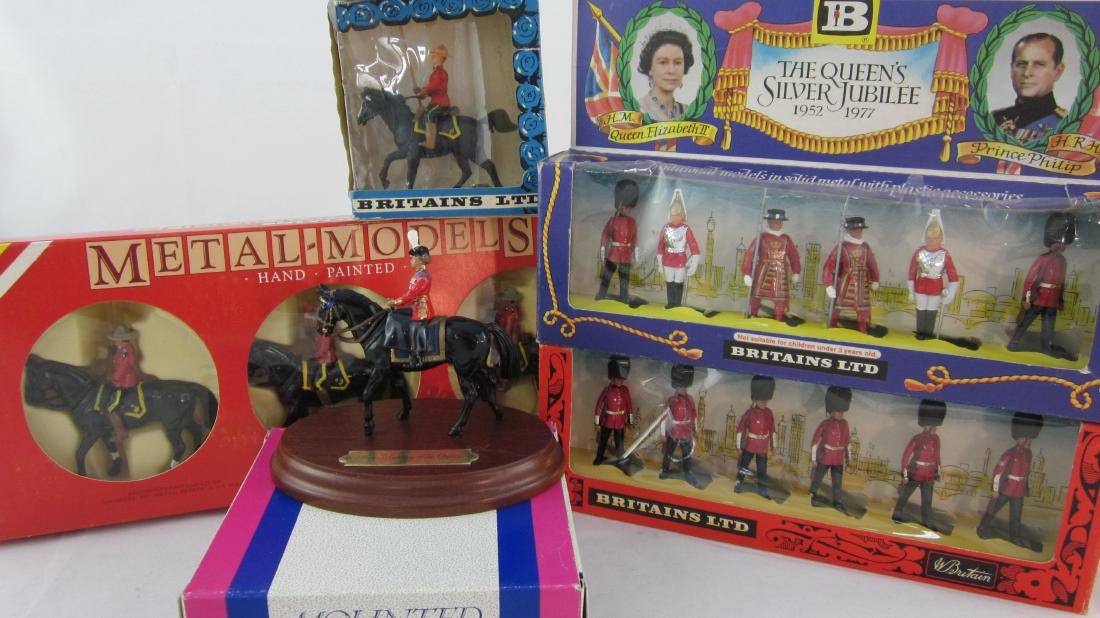 Britains Set #8107 Queen Elizabeth II On Plinth. (1 of 1)