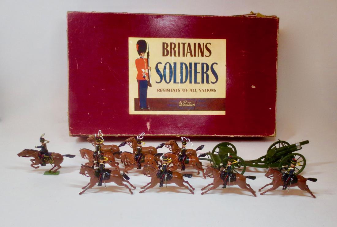 Britains #9419 Royal Horse Artillery: Britains Royal Horse Artillery at the Gallop. Including; 3 Team Horses, 3 Team Horses with Drivers, Officer - empty handed, 4 Gunners with carbines, Limber, Gun & "H" type Traces. Post war 1962 issue,