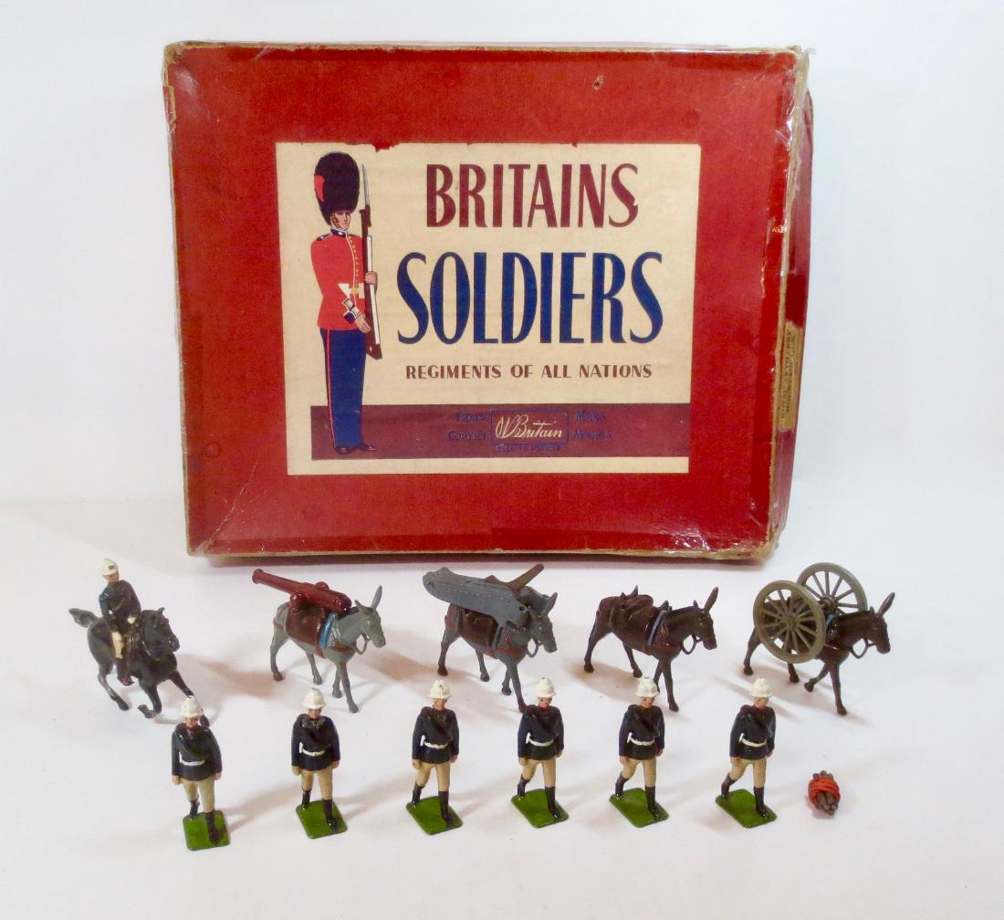 Britains #28 Royal Artillery Mountain Gun: Britains Royal Artillery Mountain Gun. Post war, untied in R.O.A.N. box. 14 pieces. Excellent to very good condition (with a bit of paint wear). Box poor.