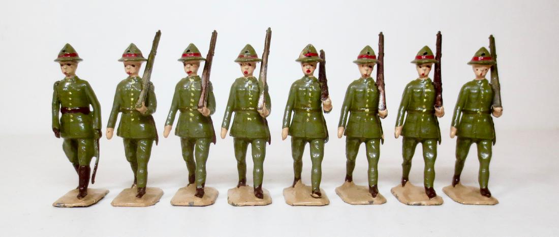 Britains #1542 New Zealand Infantry: Britains New Zealand Infantry. Including; Officer (walking empty handed) and 7 Infantry men marching at the Slope. Post war, 1956 issue. Excellent condition. Unboxed.