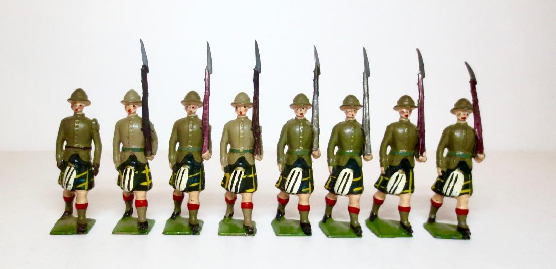 Britains #1901 South Africa Capetown Highlanders: Britains South Africa Capetown Highlanders. Including 1 Officer and 7 Infantry marching at the slope. Post war. 8 pieces. Excellent condition (mismatched paint). Unboxed.