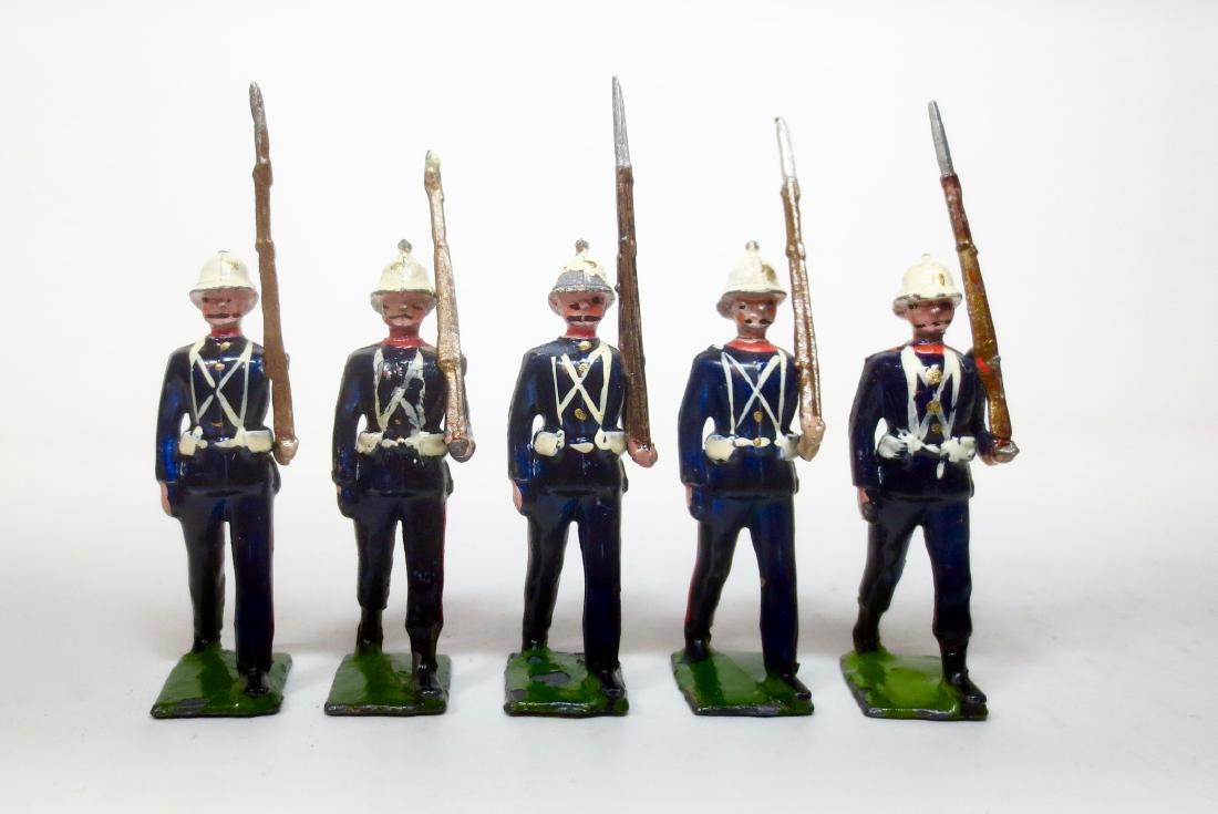 Britains From #35 The Royal Marines: Britains The Royal Marines Marching with Rifles. Pre war. 5 pieces. Very good to good condition (some paint loss and one broken bayonet). Unboxed.