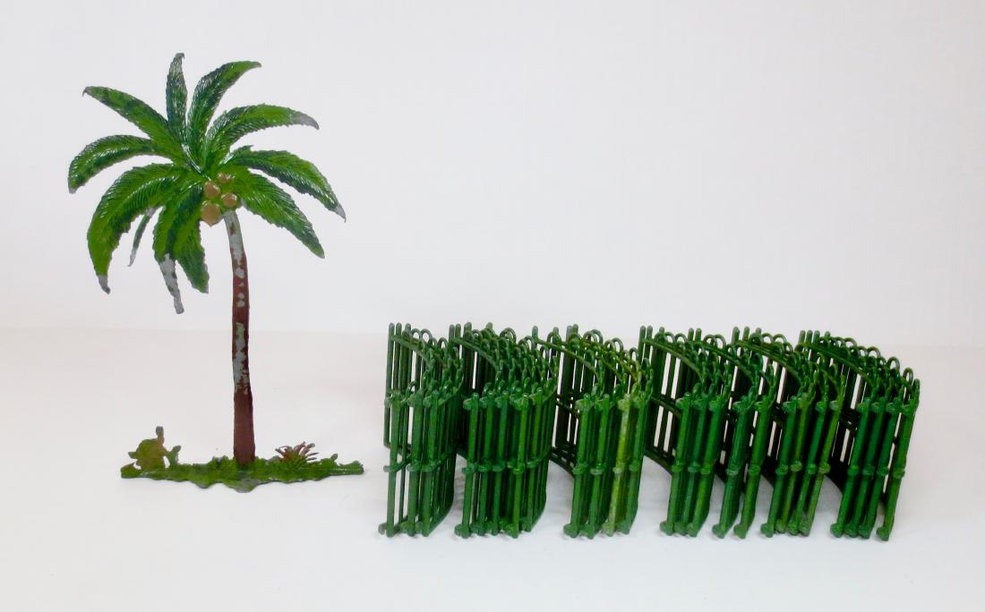 Britains Zoo Fence Assortment with Palm Tree (1 of 1)