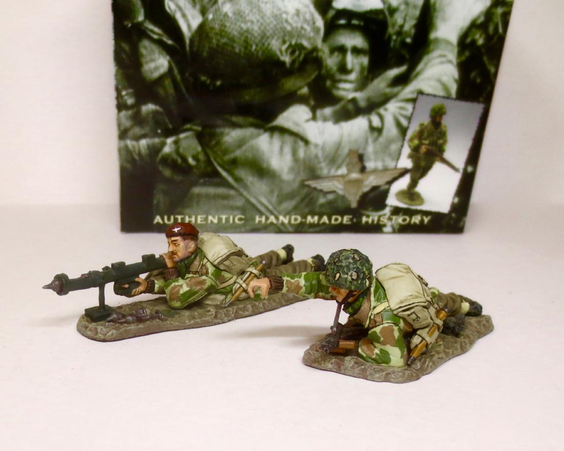King & Country #MG018 "Manning The Piat": King and Country "Manning the Piat". Depicts 2 paratroopers loading the PIAT (Personal Infantry Anti Tank weapon) as they prepare for battle. Retired set. 2 pieces. Excellent condition. Box excellent.