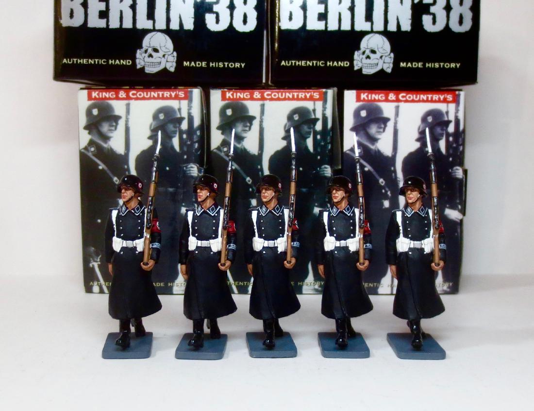 King & Country #LAH074 Winter SS with Rifles: King & Country Winter SS Soldiers marching with Rifles. Retired. 5 pieces. Excellent condition. Boxes excellent.