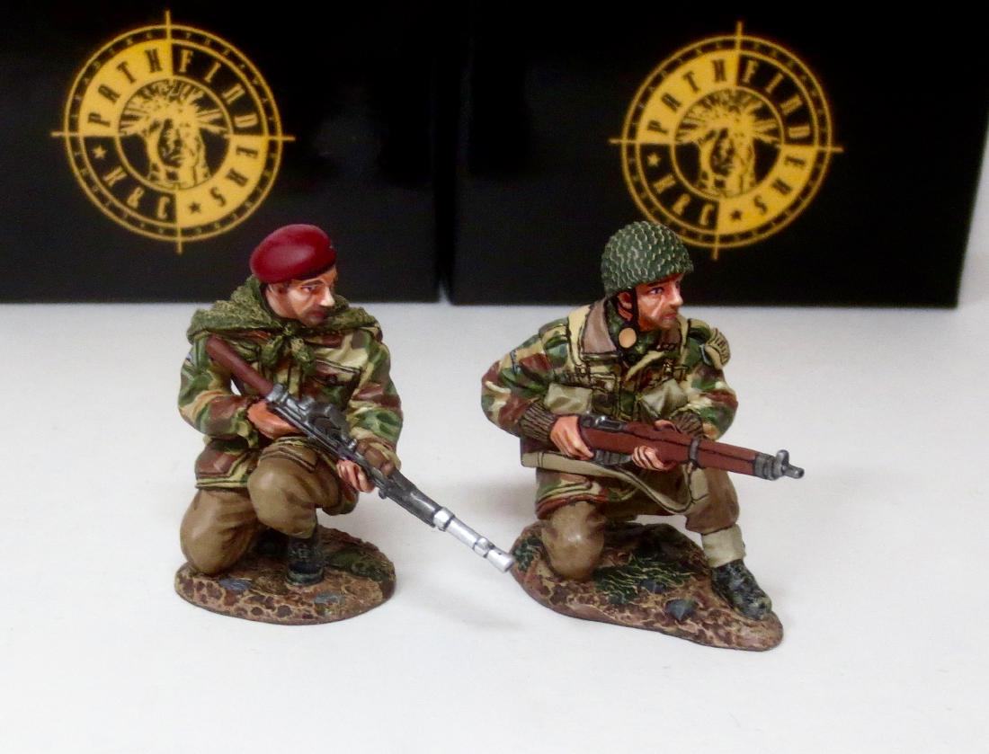King & Country #MG039(P) & #MG040(P): King & Country Paratroopers. Including; a crouching Bren Gunner in red beret, and Airborne soldier kneeling with rifle (retired). 2 pieces. Excellent condition. Boxes excellent.
