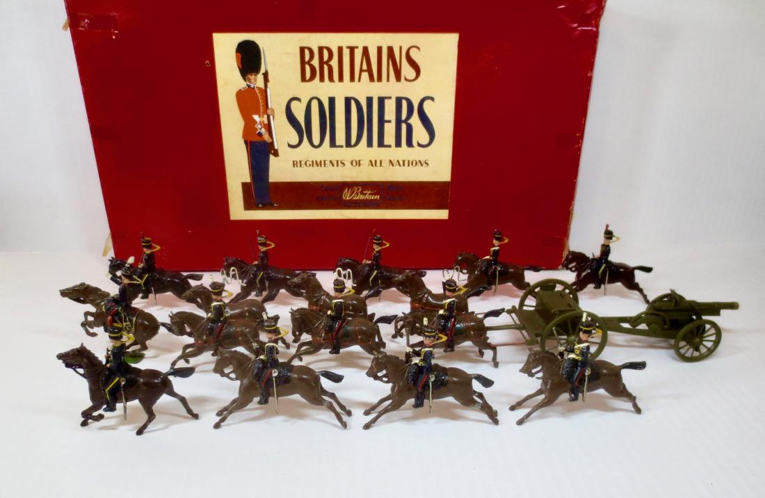 Britains #39 Royal Horse Artillery with Escort: Post war with R.O.A.N. box. 18 pieces plus traces, including additional Escort figures. Excellent to good condition (1 broken foreleg, included for repair, 1 broken sword, 1 missing plume and 1 missin