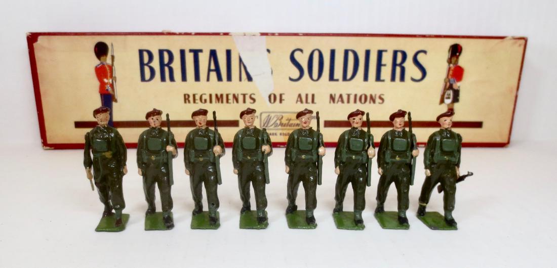 Britains #2010 Airborne Infantry: Post war with R.O.A.N. box. 8 pieces. Excellent to very good condition (one broken rifle tip). Box good (surface wear on top label).