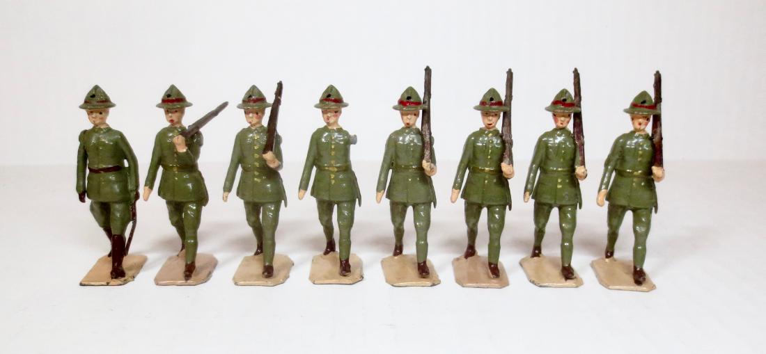 Britains #1542 New Zealand Infantry: Post war. 8 pieces. Excellent to very good condition (one missing arm). Unboxed.