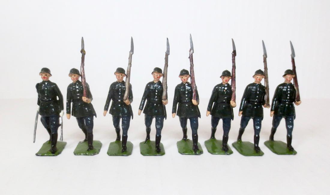 Britains #432 German Infantry: Post war. 8 pieces. Excellent to very good condition. Unboxed.