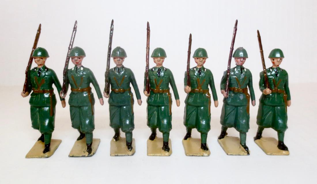 Britains From #1435 Italian Infantry: Post war. 7 pieces. Excellent to very good condition (mismatched paint). Unboxed.