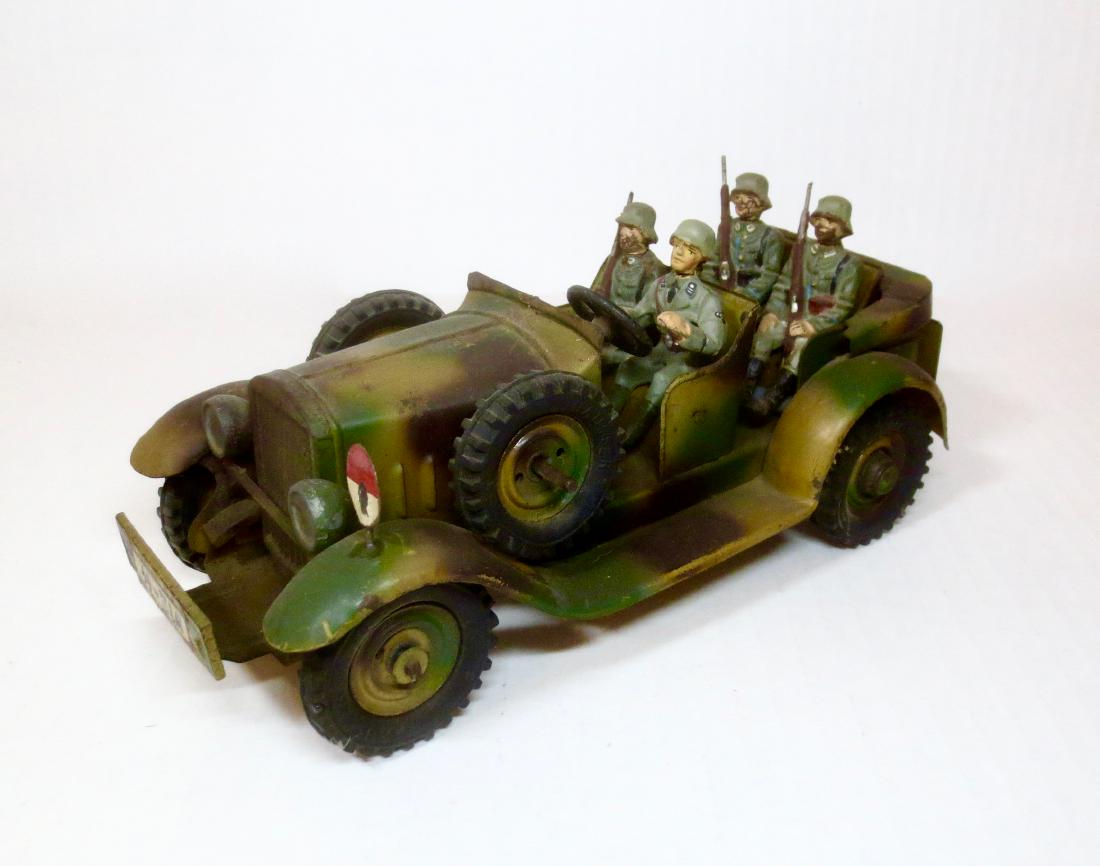 RARE Clockwork Tin Auto with Composition Soldiers (1 of 1)