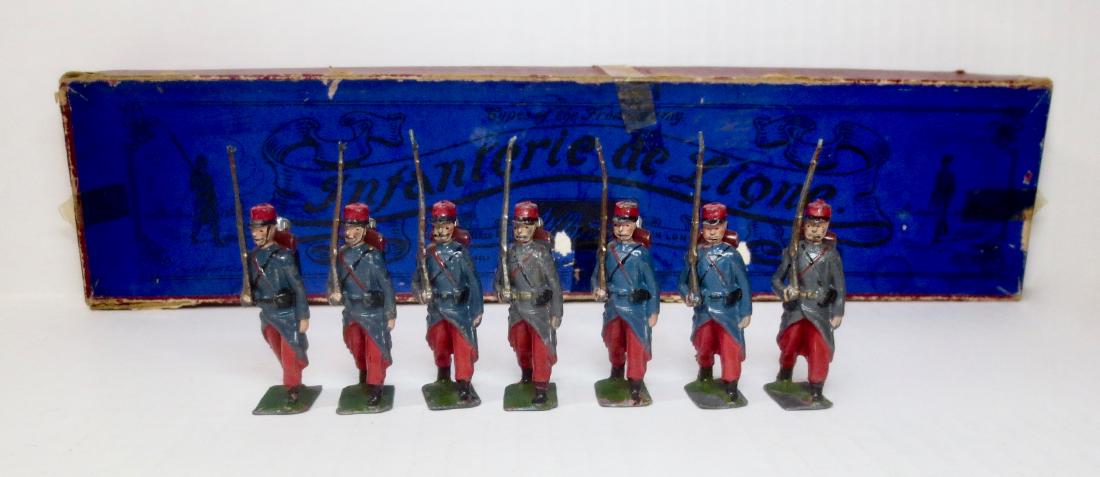 Britains #141 Infanterie de Ligne: Pre war. 7 pieces. Good to fair condition (mismatched, missing one soldier, and all are missing bayonets). Box in poor condition (wear and tear throughout).