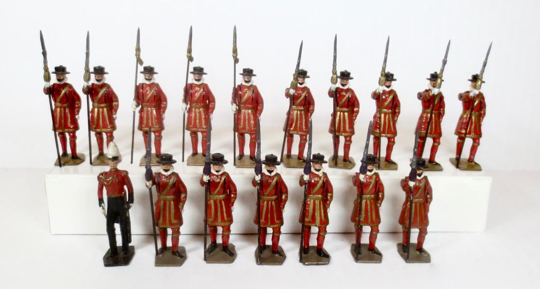Britains From #1257 Yeomen of the Guard: Post war. 17 pieces. Excellent condition to very good condition. Mismatched base colors. Unboxed.