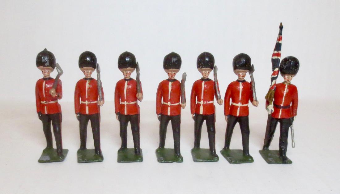 Britains #82 Scots Guards: Post war. 7 pieces. Good condition. Unboxed.