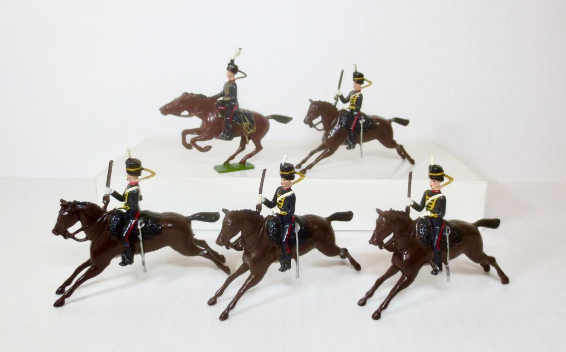 Britains Hussars with Carbines and Officer: Post war. 5 pieces. Excellent condition. Unboxed.