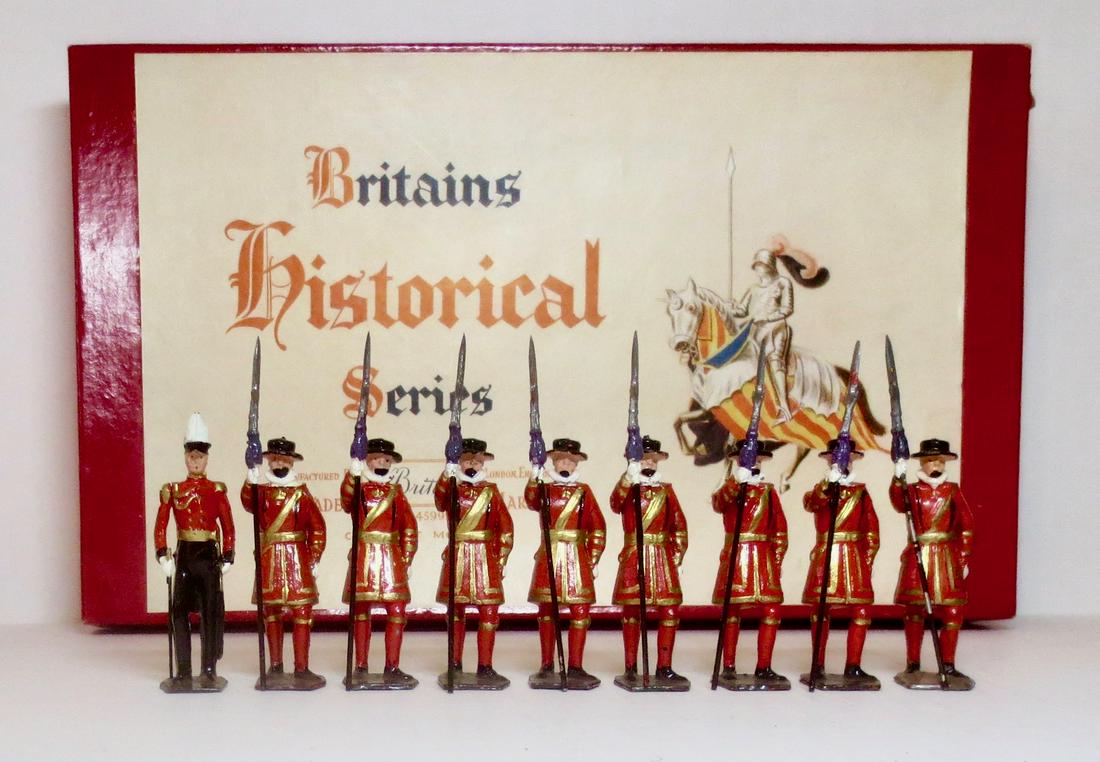 Britains #1257 Yeomen of the Guard / Beefeaters: Yeomen of the Guard. Post war with Historical Series box. 9 pieces. Excellent condition (one mismatched base). Box Excellent.