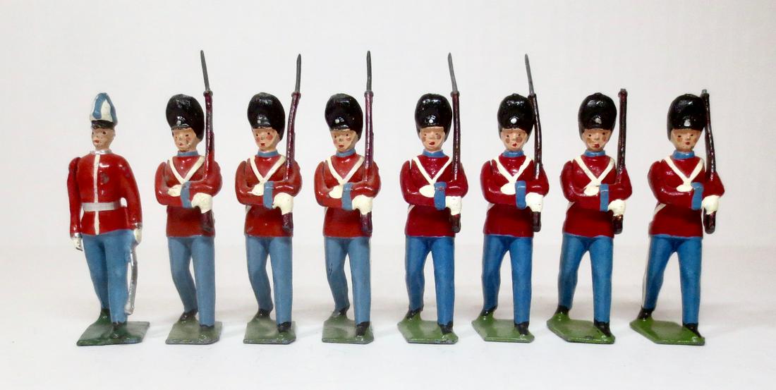 Britains #2019 Danish Guards with Officer: Danish Guards. Post war. 8 pieces. Excellent to good condition (two broken bayonets). Unboxed.