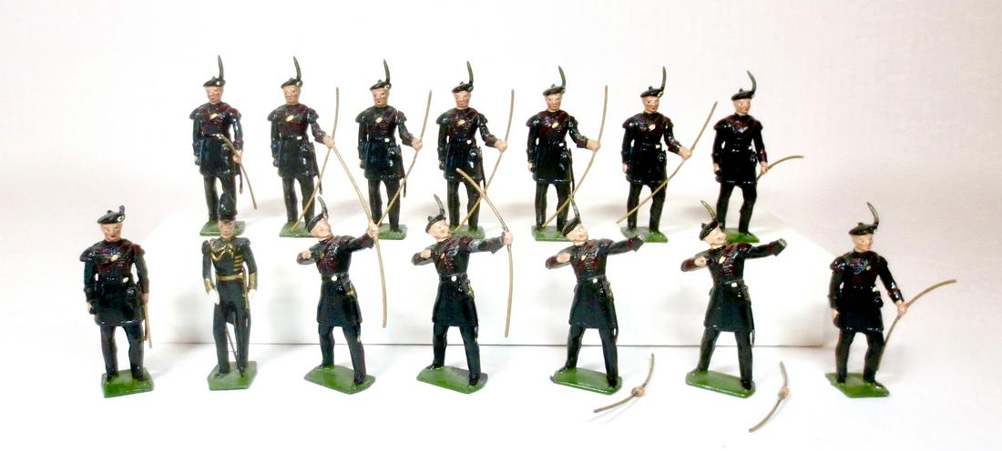 Britains #9301 Royal Company of Archers: Royal Company of Archers display set. Post war issue. 14 pieces. Excellent to good condition (2 broken hands, included for repair). Unboxed.