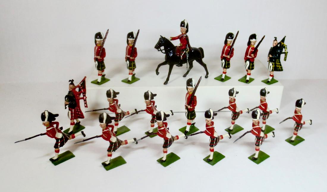 Britains Assorted Highlanders with Pipers: Assorted Highlanders with Mounted Officer. Post war. 18 pieces. Excellent condition. Unboxed.