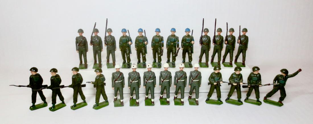 Britains U.S.A. and British Assorted Regiments: Large assembly of British and American Troops. Post war. 26 pieces. Excellent condition. Unboxed.