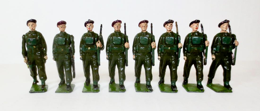 Britains from Set #2010 Airborne Infantry: Airborne Infantry "The Red Devils" in battle dress. Post war issue, circa 1950. 8 pieces. Excellent to very good condition (mismatched paint). Unboxed.