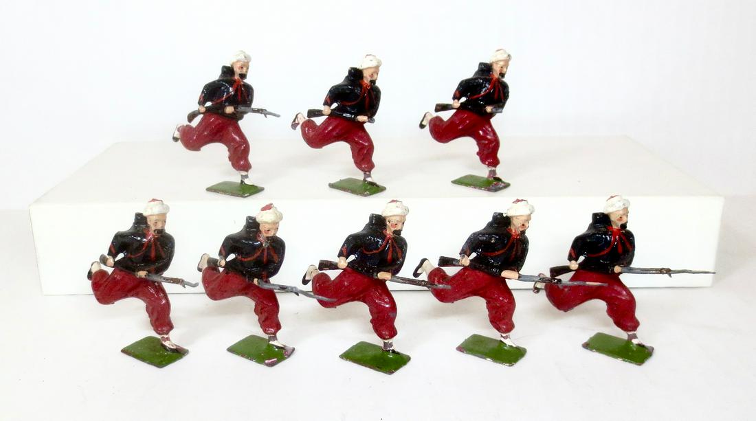 Britains #142 Zouaves Charging: Zouaves in action. Post war. 8 pieces. Good to fair condition (two broken rifles). Unboxed.