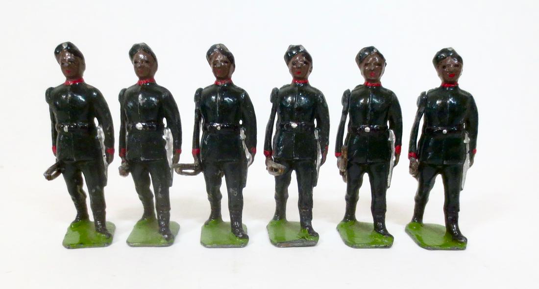 Britains From #197 Gurkha Rifles: The Gurkha Rifles, marching at the trail. Post war. 6 pieces. Excellent to very good condition. Unboxed.