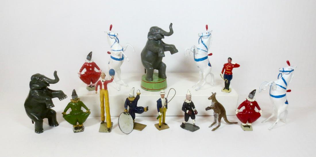 Britains Mammoth Circus Assortment: Post war. 15 pieces. Excellent condition (Clown with hoop embellished and attached to a golden base). Unboxed.